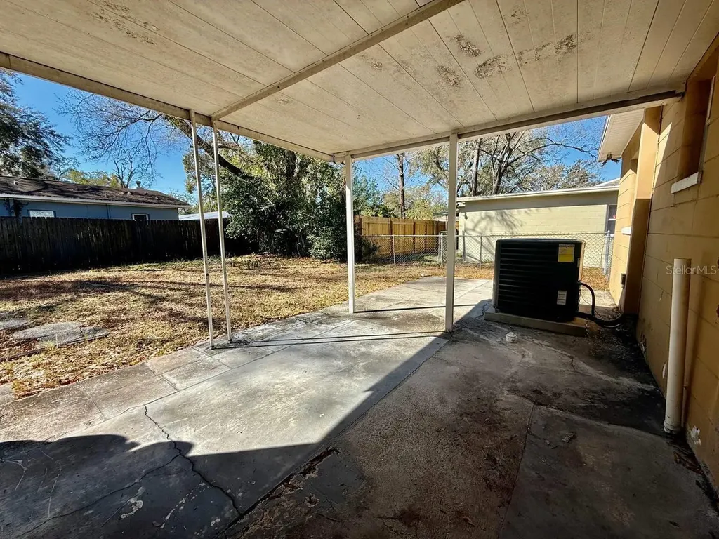 1607 E Maple Avenue Tampa FL 33604