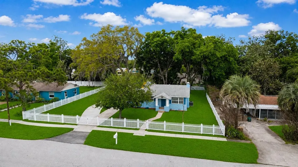 111 E Charlotte Avenue Eustis FL 32726