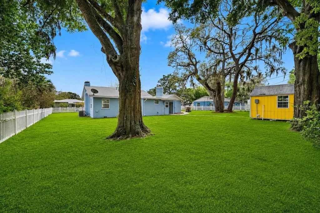 111 E Charlotte Avenue Eustis FL 32726