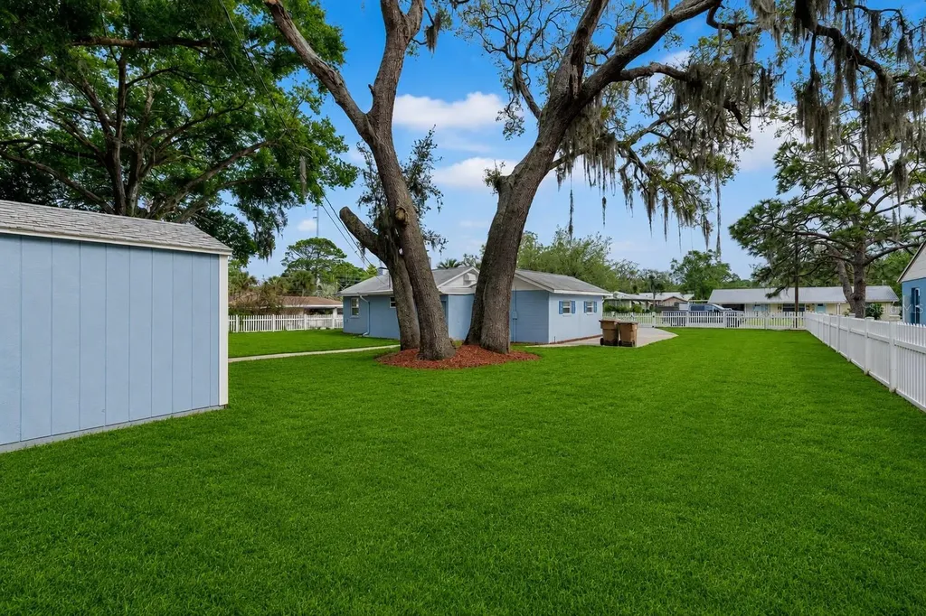 111 E Charlotte Avenue Eustis FL 32726