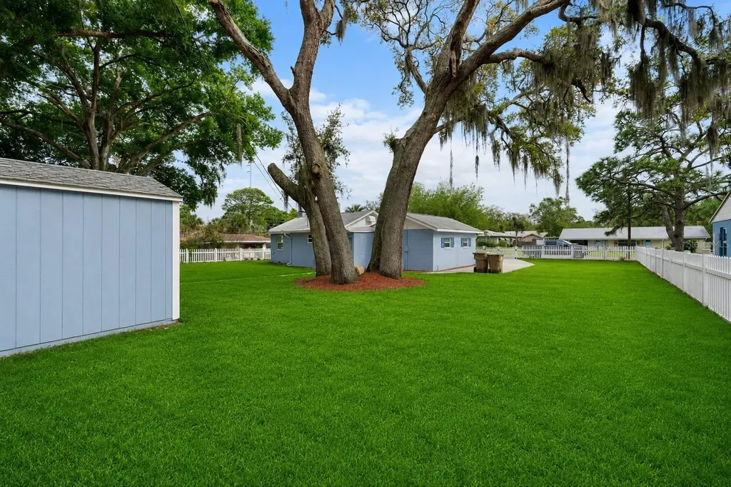 111 E Charlotte Avenue Eustis FL 32726