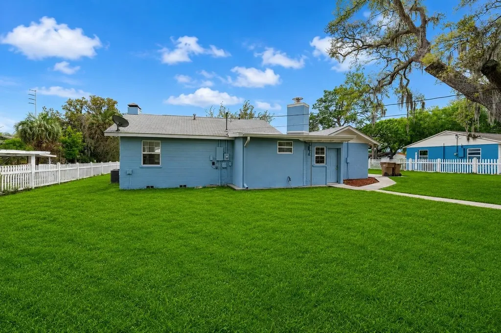 111 E Charlotte Avenue Eustis FL 32726