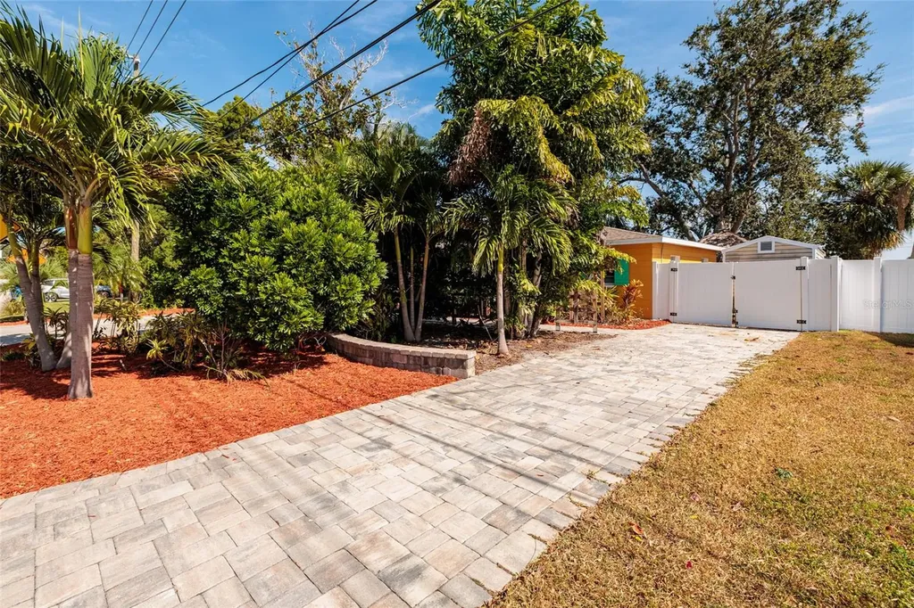 9665 2nd Street N St Petersburg FL 33702