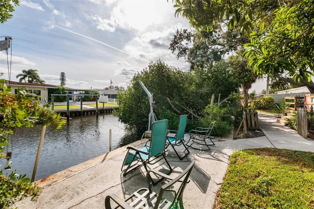 9665 2nd Street N St Petersburg FL 33702
