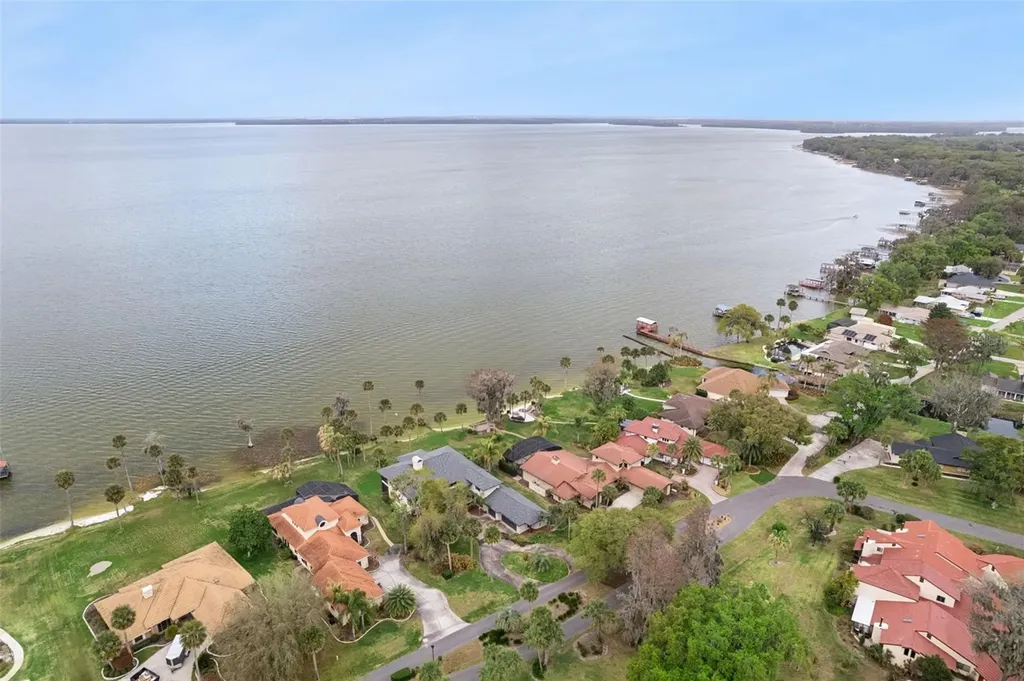 303 Waterwood Drive Yalaha FL 34797