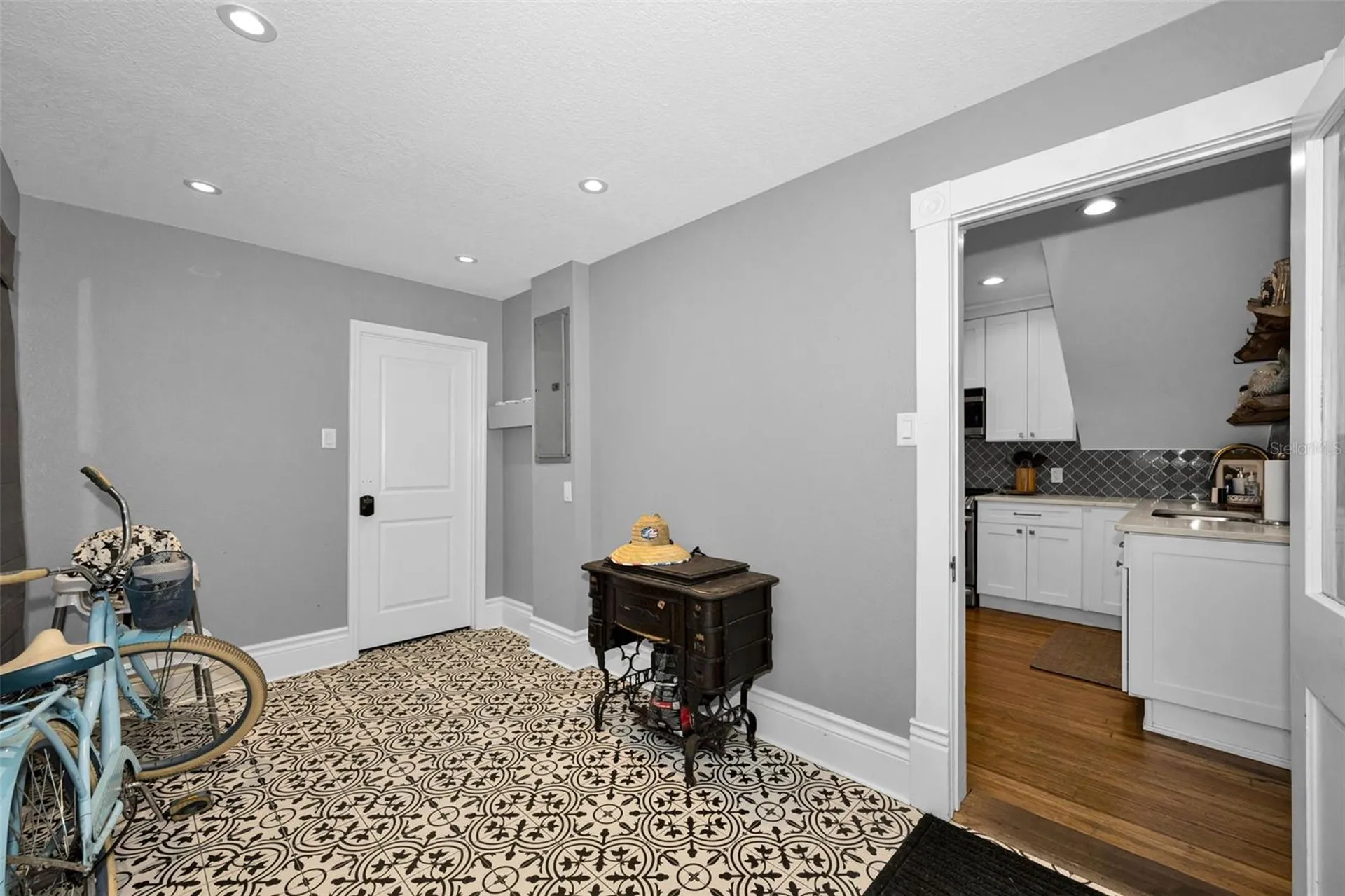 133 N Pinellas Avenue Tarpon Springs FL 34689