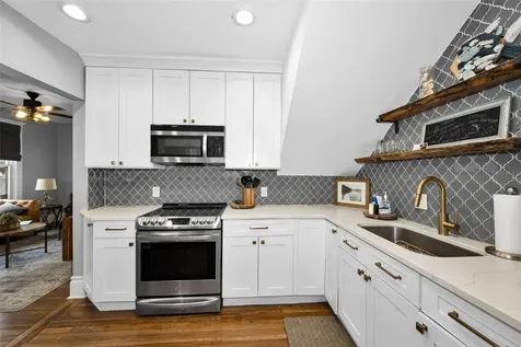 133 N Pinellas Avenue Tarpon Springs FL 34689