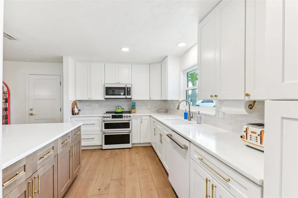 6950 Grande Vista Way S St Petersburg FL 33707