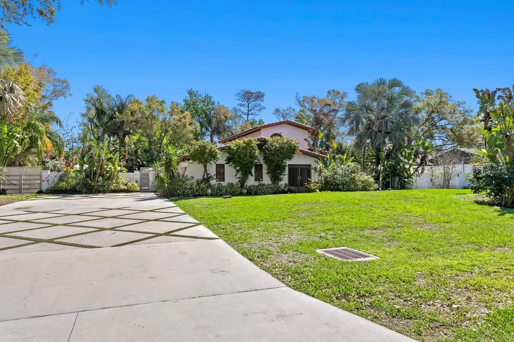 7915 Flowerfield Drive Tampa FL 33615