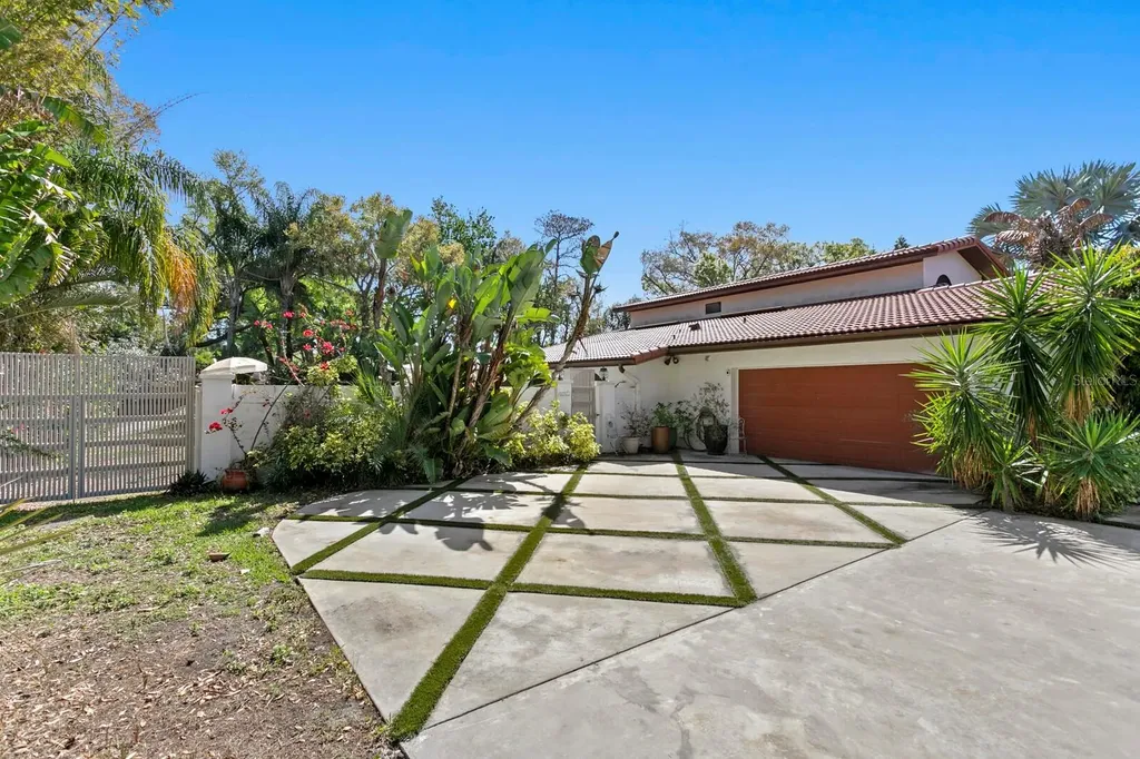 7915 Flowerfield Drive Tampa FL 33615