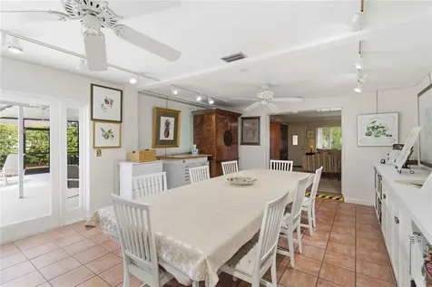 2068 Sunnyside Lane Sarasota FL 34239
