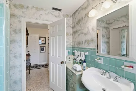 2068 Sunnyside Lane Sarasota FL 34239