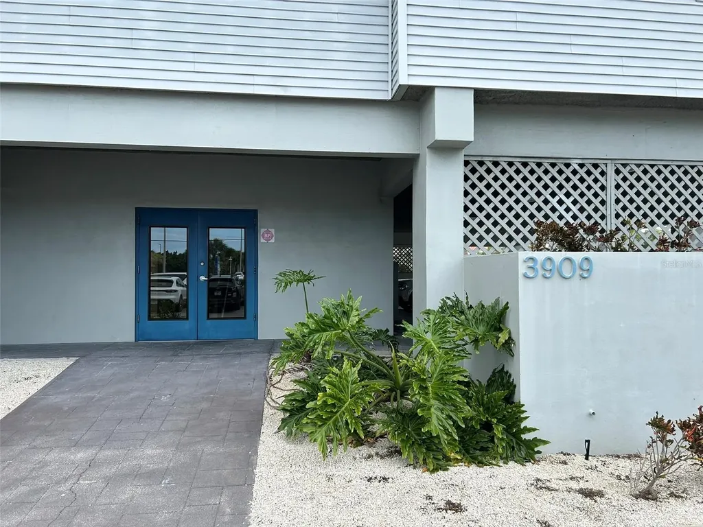3909 E Bay Drive Holmes Beach FL 34217