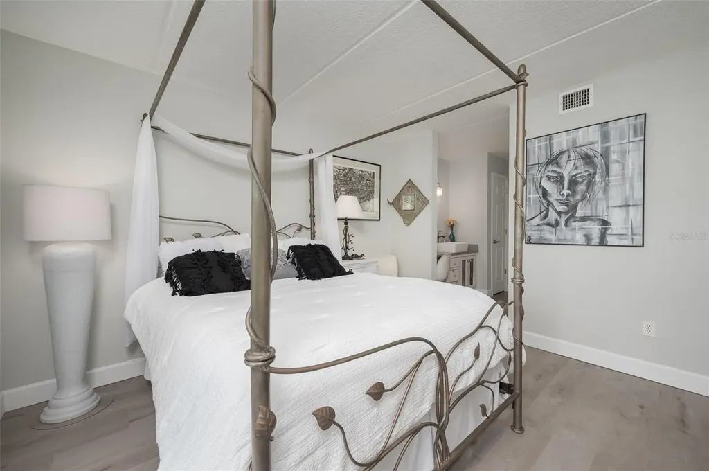 845 Benjamin Franklin Drive Sarasota FL 34236