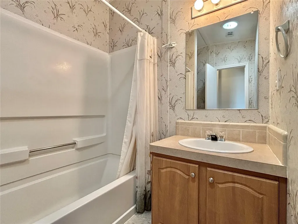 136 Americana Court NE St Petersburg FL 33702