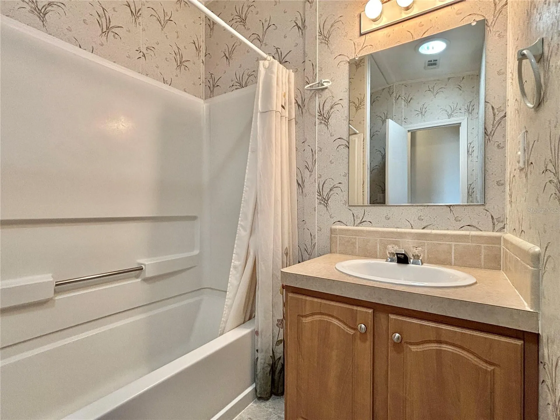 136 Americana Court NE St Petersburg FL 33702