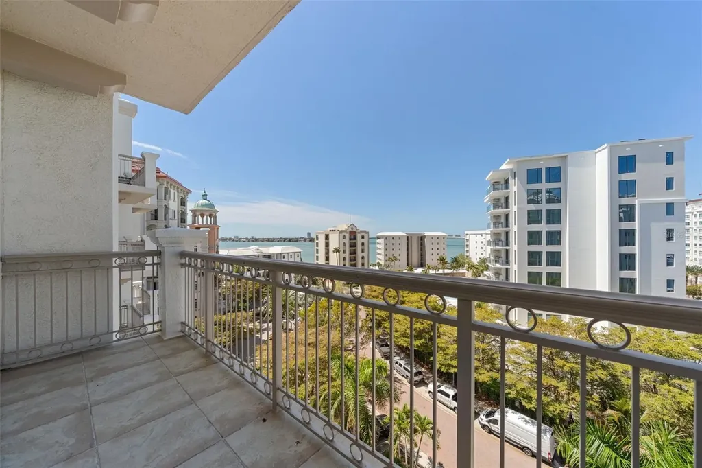 464 Golden Gate Point Sarasota FL 34236