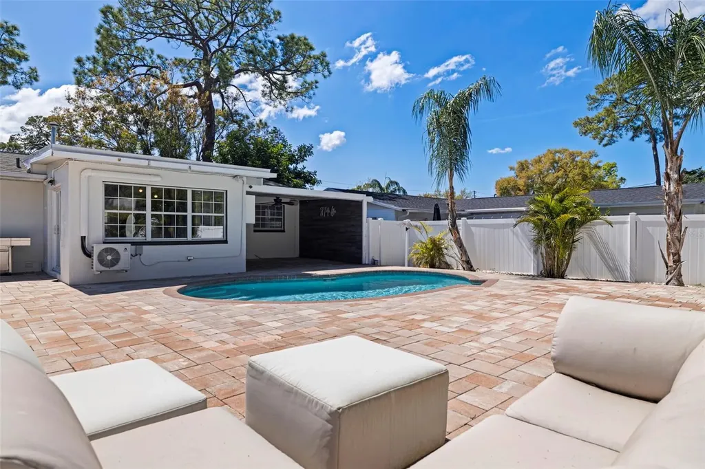 737 62nd Avenue N St Petersburg FL 33702