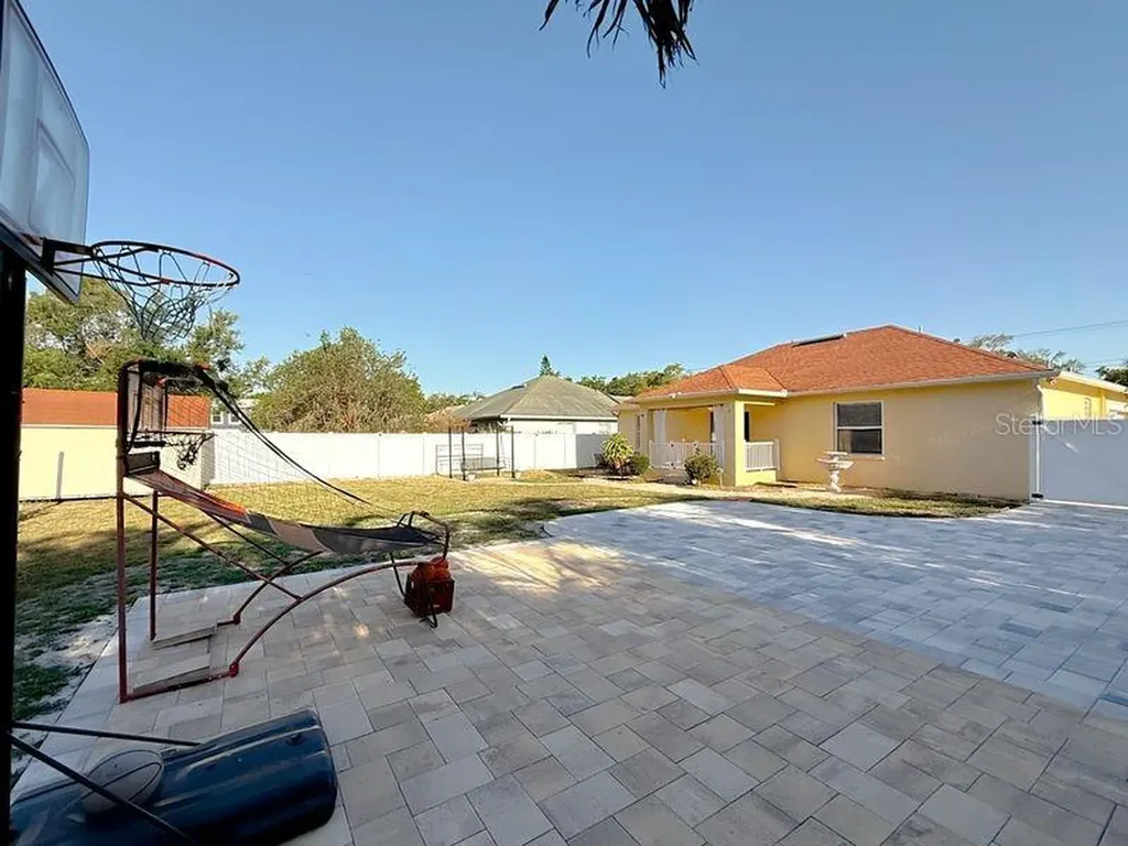 2402 Dryer Avenue Largo FL 33770