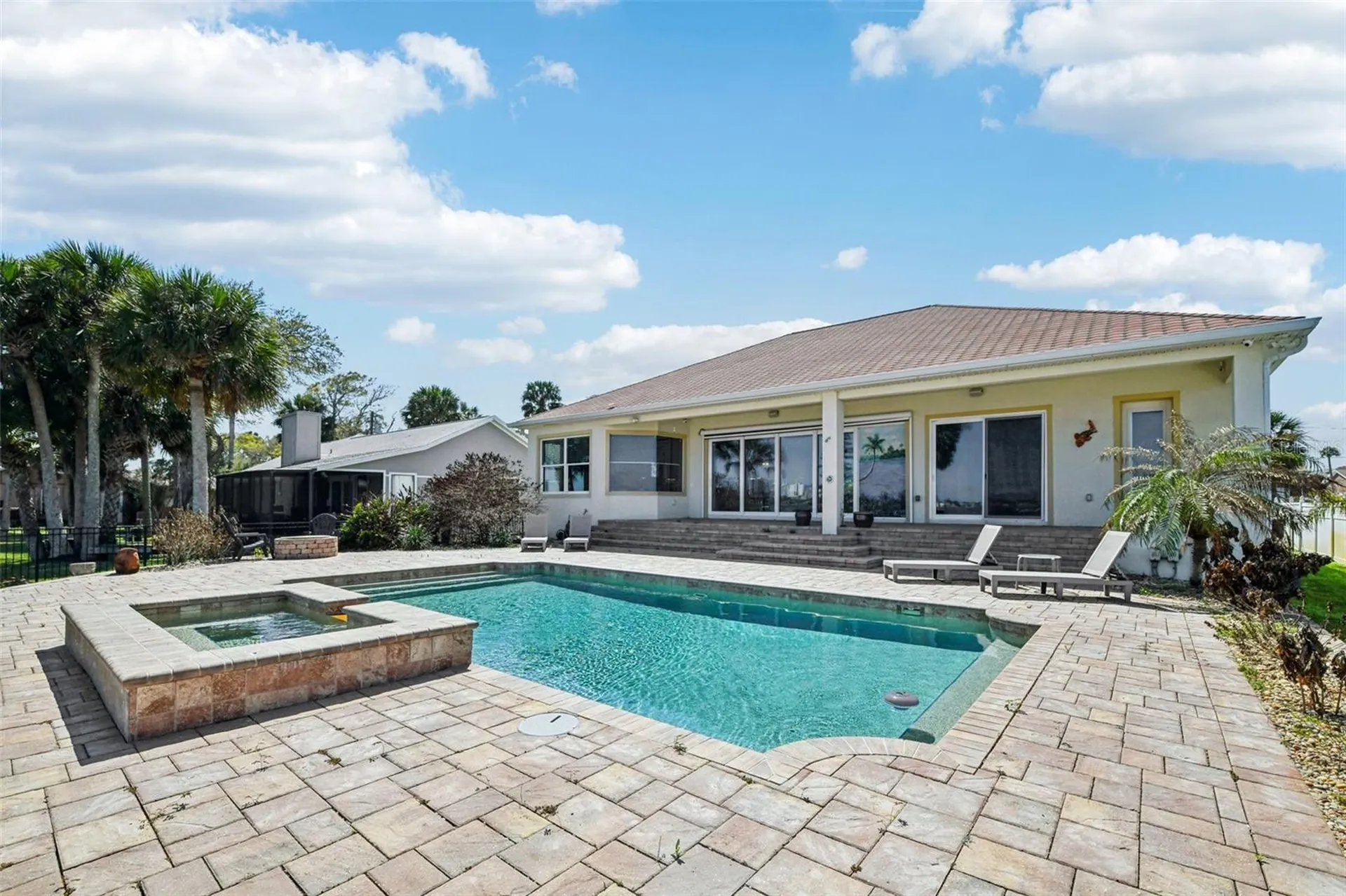2227 S Palmetto Avenue South Daytona FL 32119