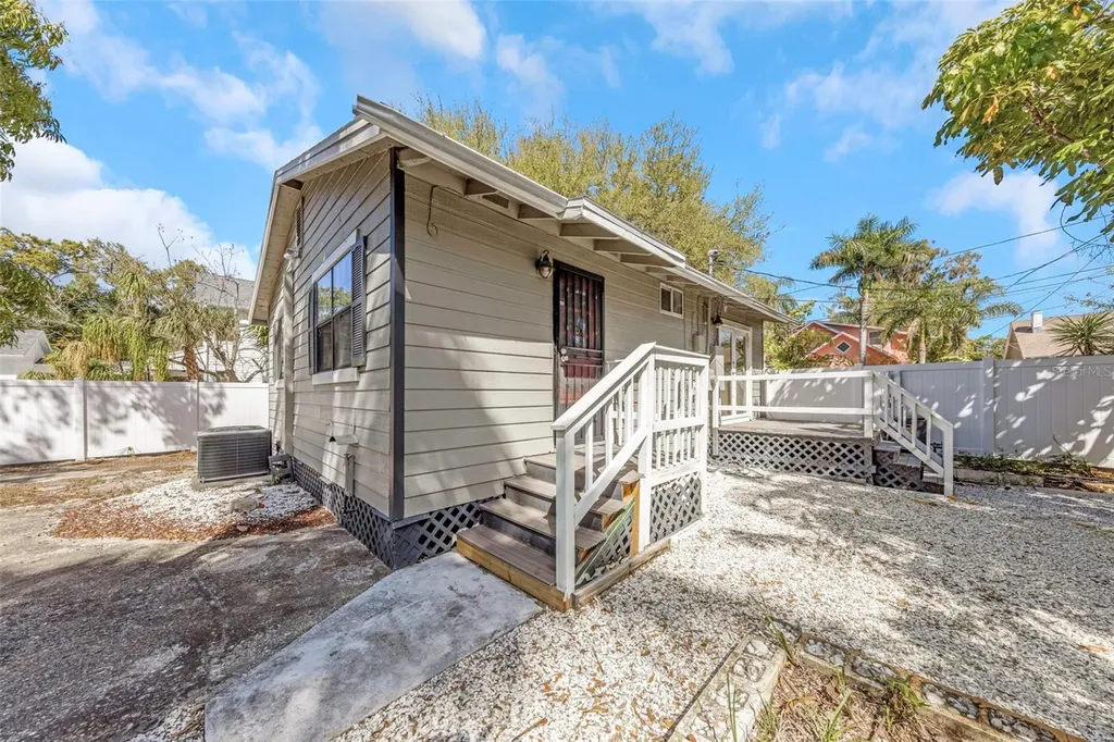 1022 8th Street N St Petersburg FL 33701