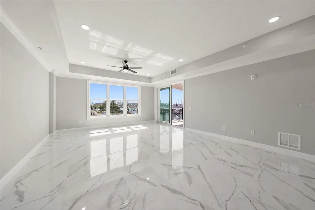 211 Dolphin Point Clearwater FL 33767