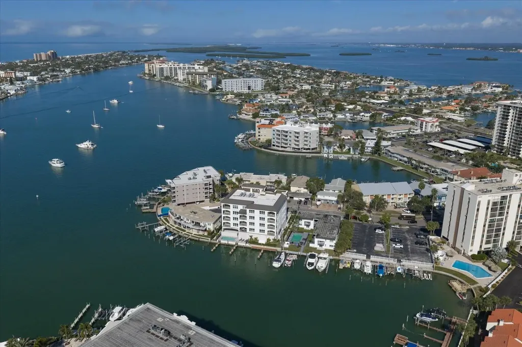 211 Dolphin Point Clearwater FL 33767