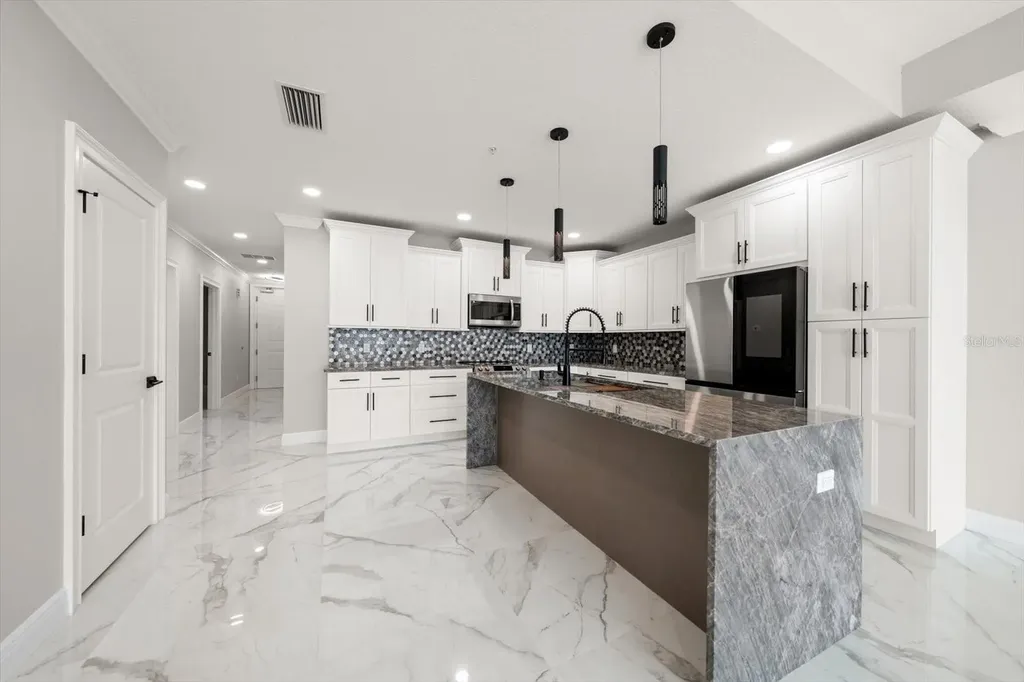 211 Dolphin Point Clearwater FL 33767
