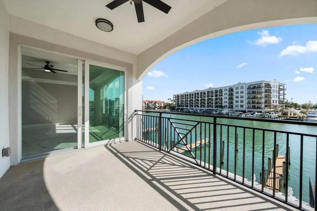 211 Dolphin Point Clearwater FL 33767