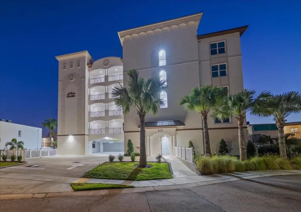 211 Dolphin Point Clearwater FL 33767