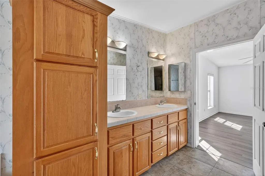 5353 NE 136th Place Oxford FL 34484