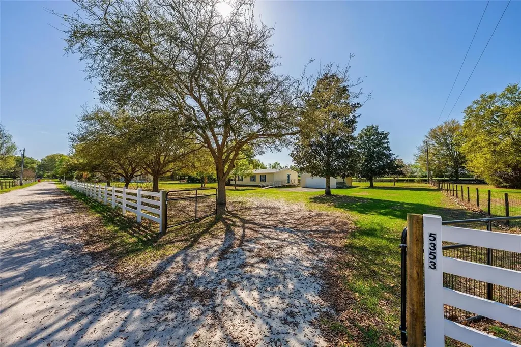 5353 NE 136th Place Oxford FL 34484