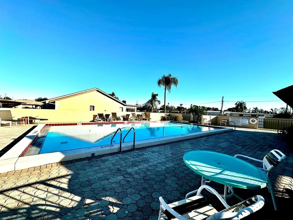 4749 Sunny Loop Holiday FL 34690