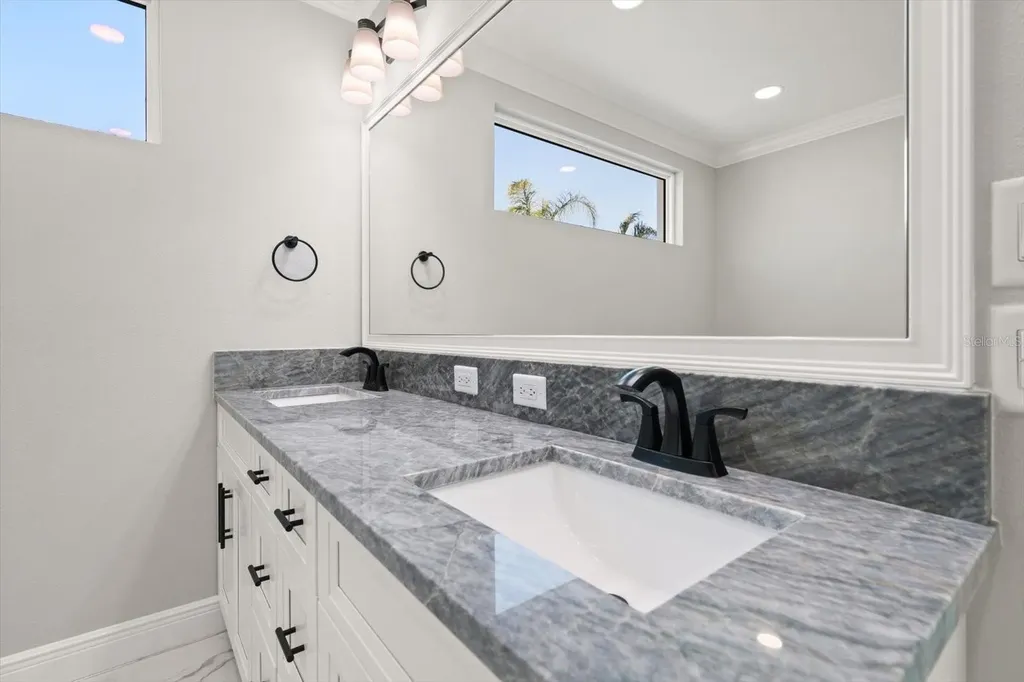 211 Dolphin Point Clearwater FL 33767