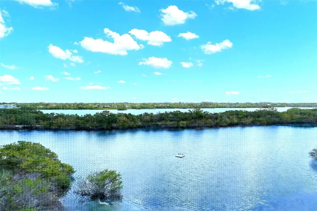 6475 Shoreline Drive St Petersburg FL 33708