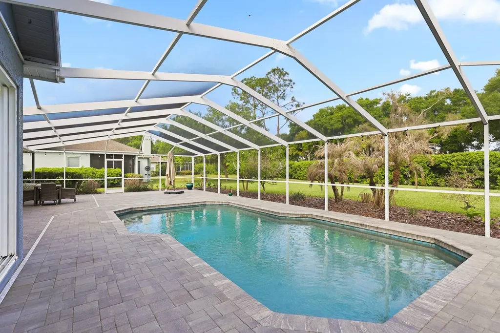 5208 Laurel Pointe Drive Valrico FL 33596