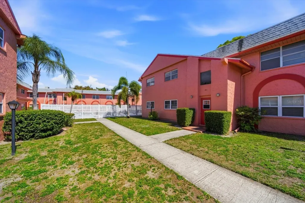 262 SW Monroe Circle N St Petersburg FL 33703