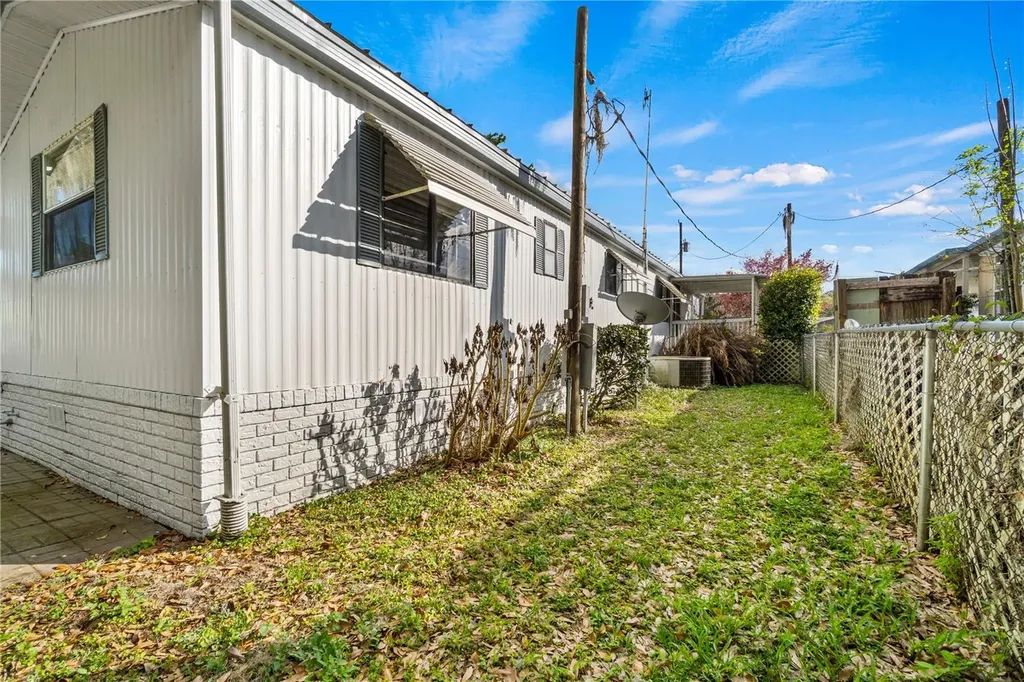 942 Cr 461 Lake Panasoffkee FL 33538