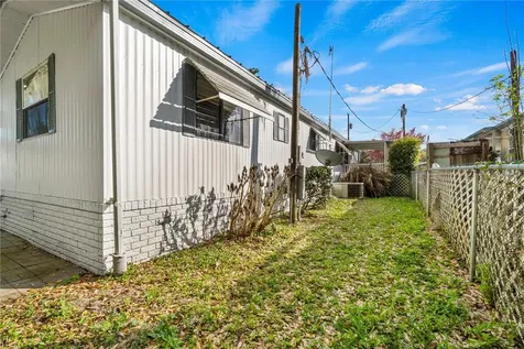 942 Cr 461 Lake Panasoffkee FL 33538