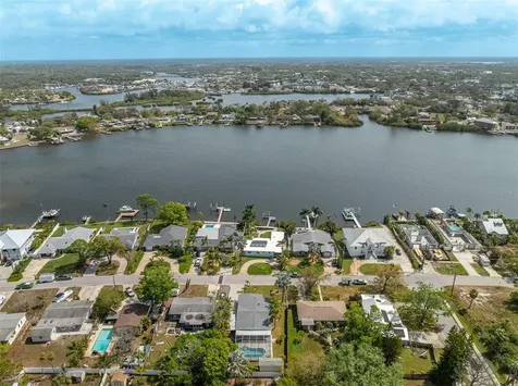 711 Bayshore Drive Tarpon Springs FL 34689