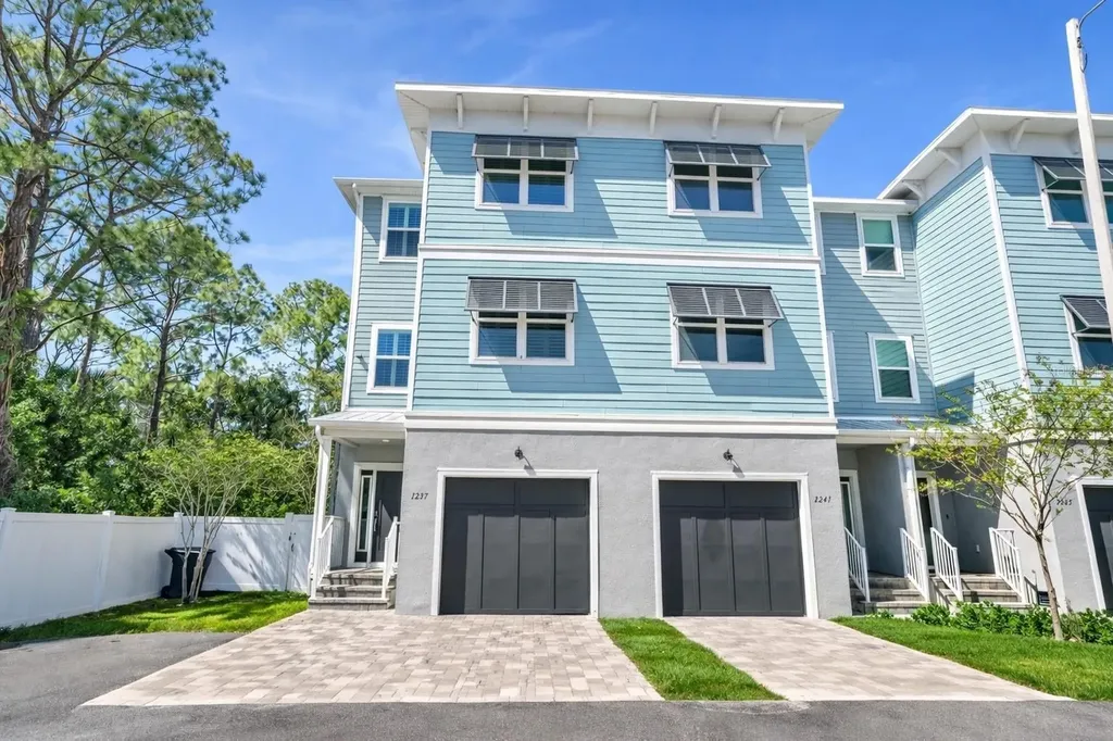 1237 Savona Drive NE St Petersburg FL 33702