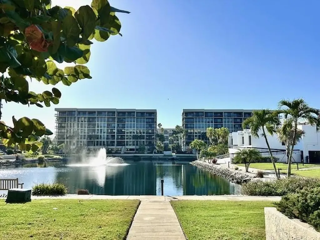 1095 Gulf Of Mexico Drive Longboat Key FL 34228