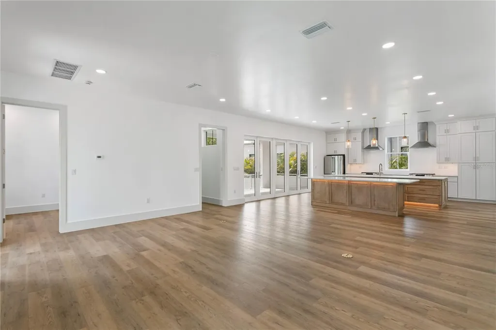 514 38th Avenue NE St Petersburg FL 33704