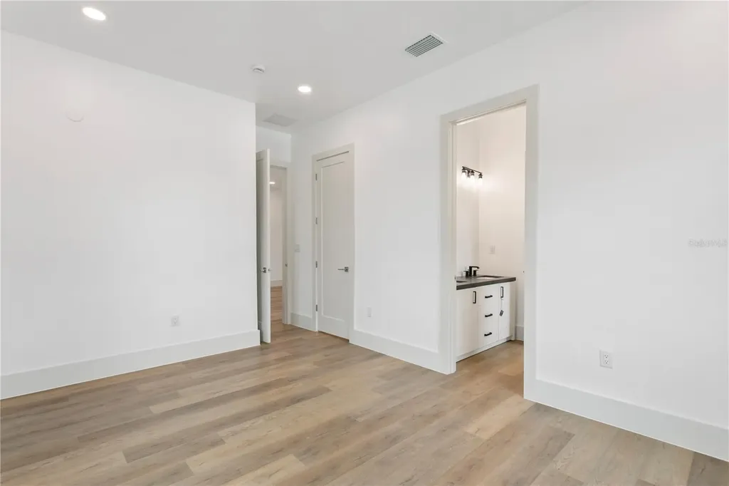 514 38th Avenue NE St Petersburg FL 33704