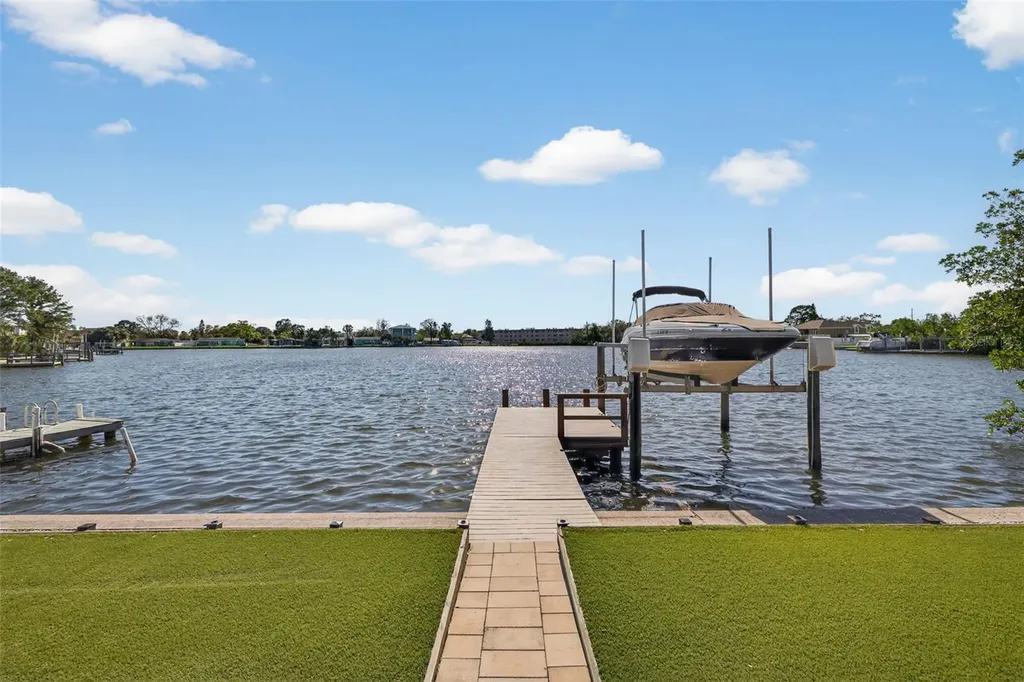 8848 Sunlit Cove Drive NE St Petersburg FL 33702