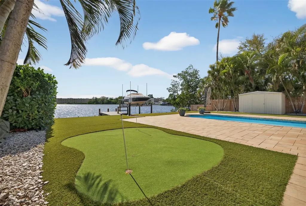 8848 Sunlit Cove Drive NE St Petersburg FL 33702