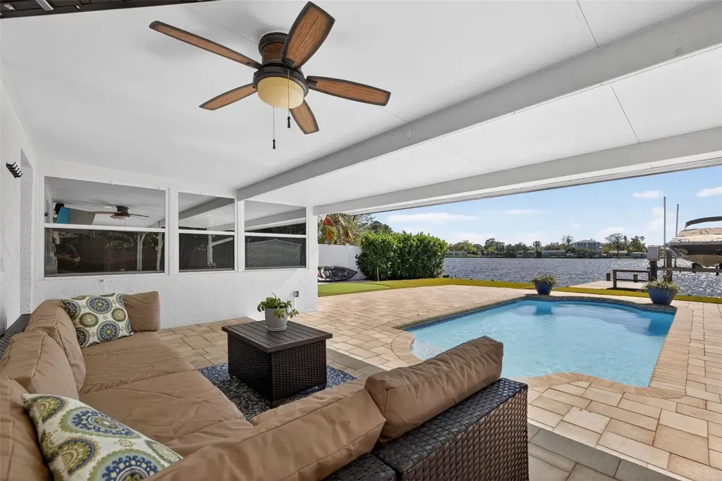 8848 Sunlit Cove Drive NE St Petersburg FL 33702