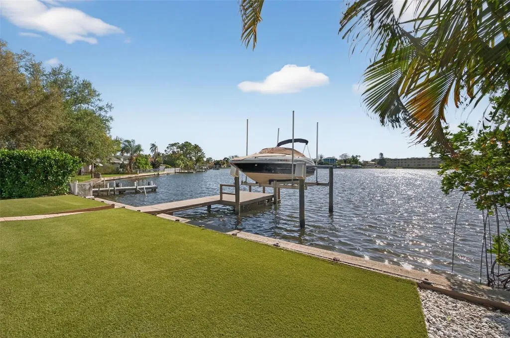8848 Sunlit Cove Drive NE St Petersburg FL 33702