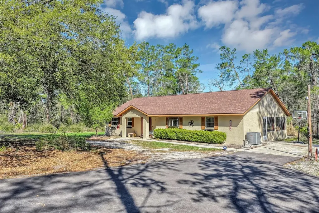 2588 County Road 245c Oxford FL 34484