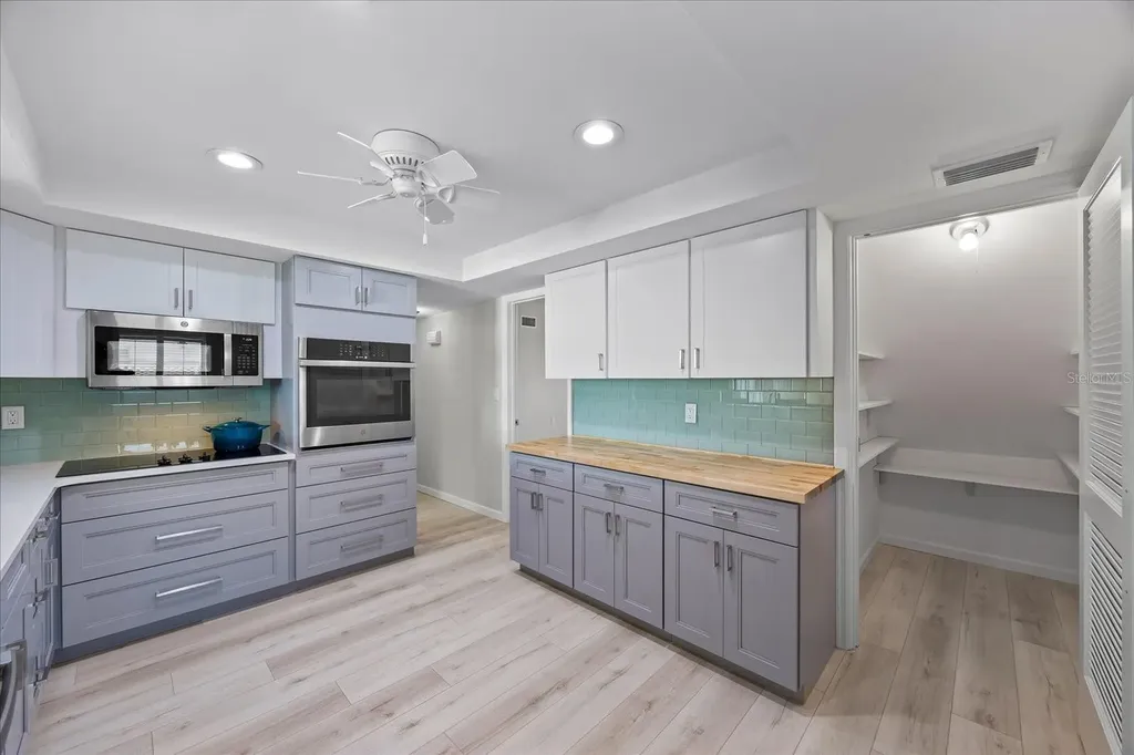 7886 9th Avenue S St Petersburg FL 33707